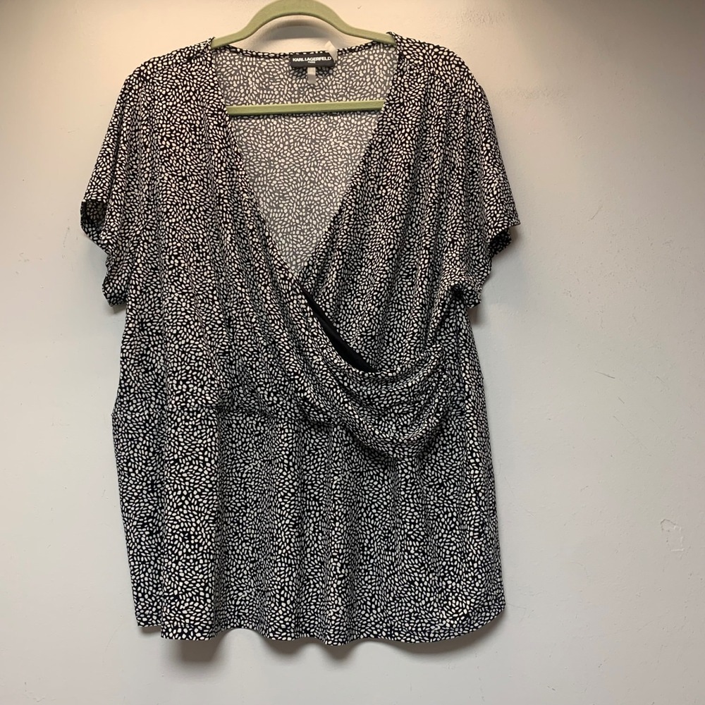 Karl Lagerfeld Paris Blouse Womens 1X Black White Pebble Faux Wrap Excellent